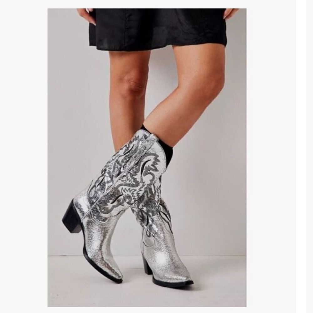 Free People Dagget Western Boots
By Jeffrey Campbell Size 9 silver crackle